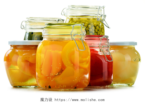 白色背景许多水果罐头的腌制食品罐子腌渍的蔬菜与水果蜜饯在白色